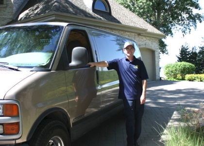 Patrick Martin, propriétaire, avec son camion, chez un client