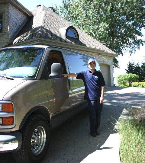 Patrick Martin, propriétaire, avec son camion, chez un client